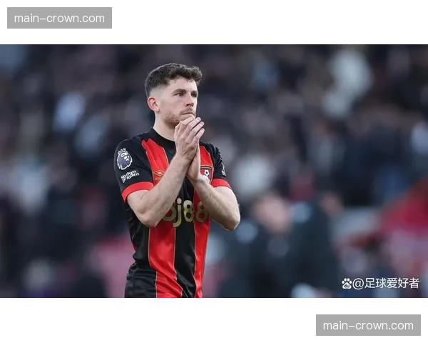 伯恩茅斯四人逼抢封锁中路，迫使对手长传制造五五开球权争夺